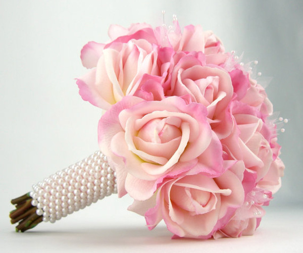 Bó hoa hồng phấn cầm tay cô dâu xinh đẹp
